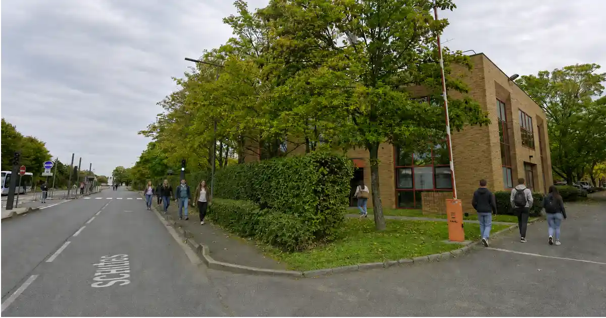 Étudiants arrivant devant Evoya Academy pour leur journée de formation