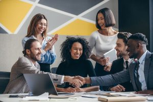 Bachelor GRH – Gestion des ressources humaines – Evoya Academy Équipe professionnelle réunie autour d’un projet de gestion des ressources humaines