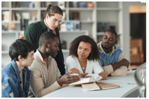Titre Professionnel NTC – Négociateur technico-commercial – Evoya Academy Étudiants travaillant en groupe sur un projet de négociation technico-commerciale