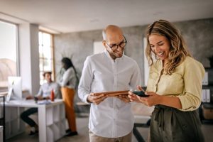 Titre Professionnel RPMS – Responsable de petite ou moyenne structure – Evoya Academy Professionnels échangeant autour de la gestion d’une petite ou moyenne structure